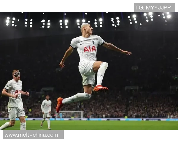 足球明星侧颜魅力展现，捕捉他们独特气质与风采的精彩瞬间