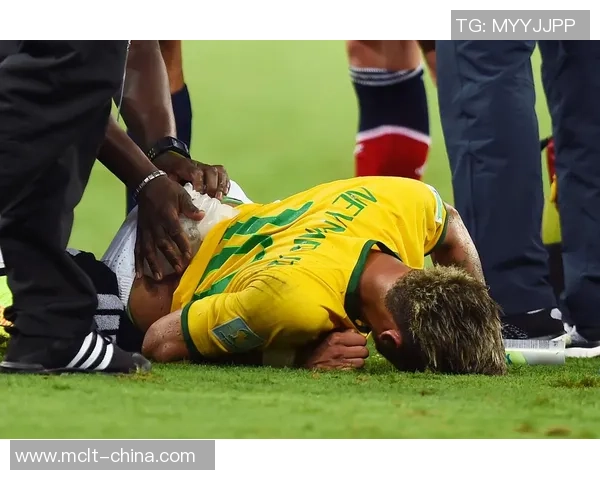 足球明星左腿受伤瞬间曝光女粉丝心痛不已引发广泛关注 足球明星左腿受伤瞬间曝光女粉丝心痛不已引发广泛关注